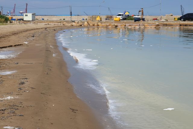 포항 하천서 발생한 하얀 거품과 침전물