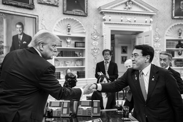 악수하는 트럼프 미국 대통령과 아카자와 일본 경제재생상