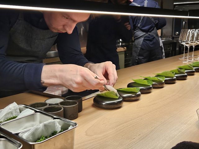 깻잎으로 요리 만드는 셰프 