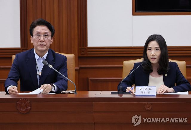 외교부 2차관 보고 듣는 김민석 총리