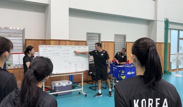 훈련 시작 전 선수들에게 설명하는 모랄레스 여자배구대표팀 감독(중앙)
