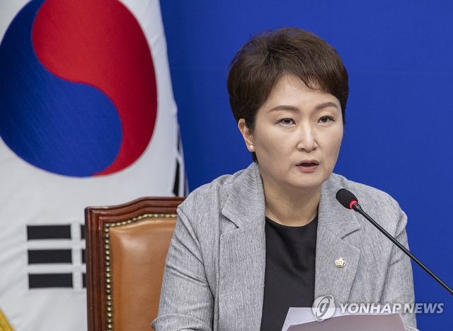 최고위원회의에서 발언하는 이언주