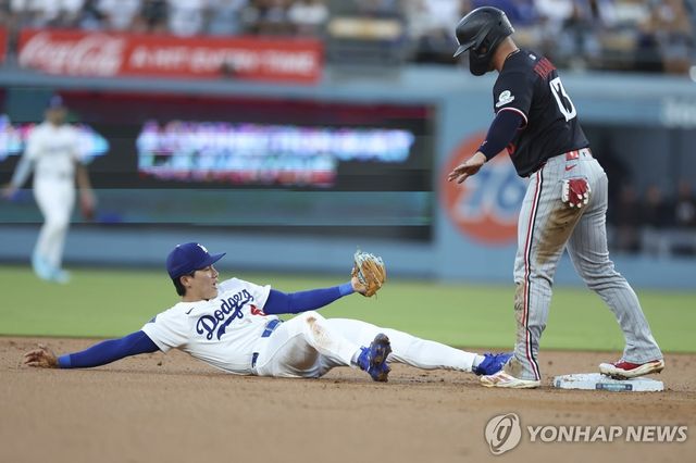 수비하는 김혜성