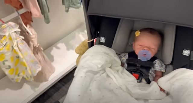 리얼 베이비돌과 쇼핑을 즐기는 미국 유튜버