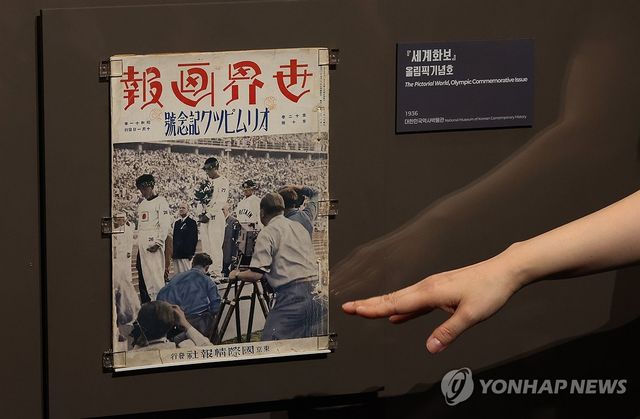 전시물 설명하는 유홍준 국립중앙박물관장