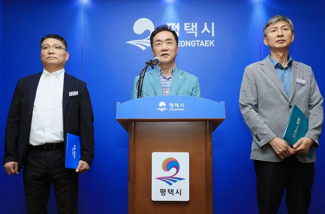 평택호의 '중점관리저수지' 지정 대상지 선정 관련 브리핑하는 정장선(가운데) 시장