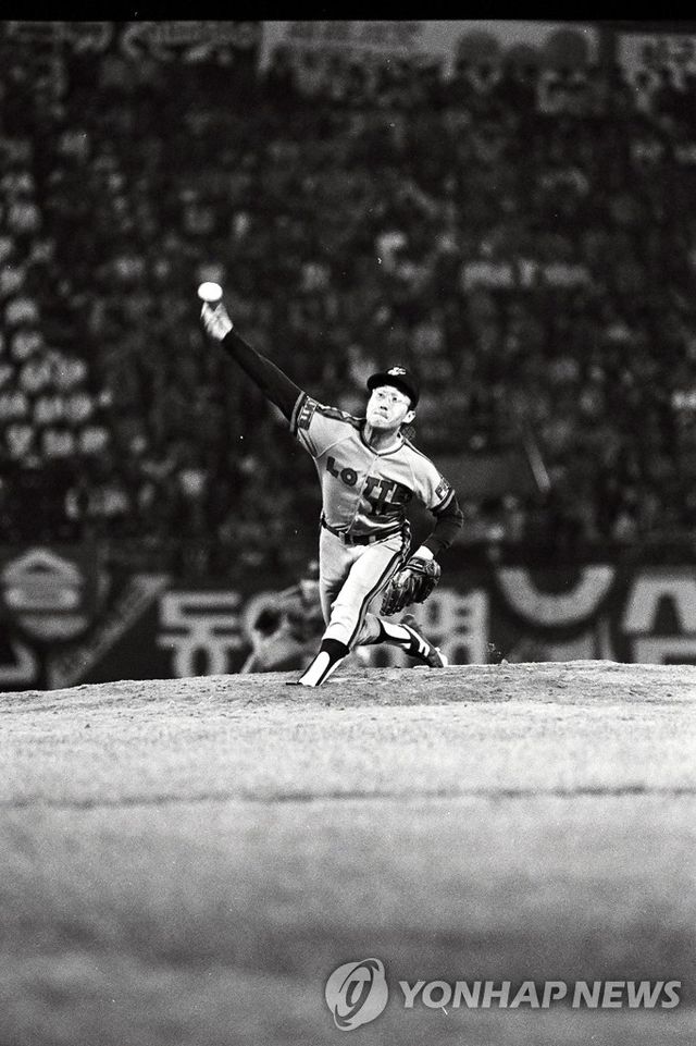 롯데 투수 최동원이 1984년 한국시리즈 7차전에서 역투하고 있다