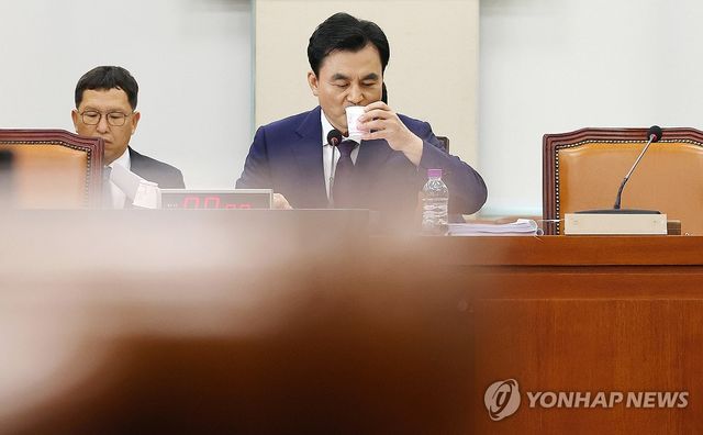 물 마시는 안규백 국방부 장관 후보자