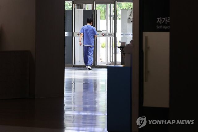 서울 시내 한 대형병원에서 의료관계자가 이동하고 있다.