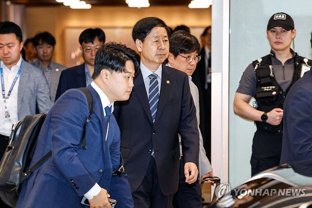 굳은 표정으로 공항 나서는 구윤철 기재부 장관