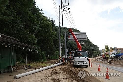 전력 복구 진행 중인 수해 지역