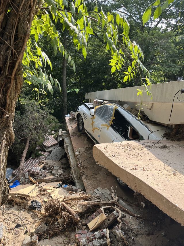 집중 호우로 엉망이 된 수덕사