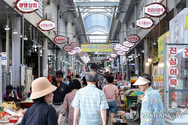 광주 북구 말바우 시장에서 장을 보는 시민들