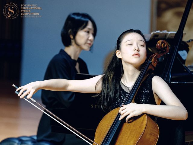 제6회 쇤펠트 현악 콩쿠르에서 연주하는 첼리스트 이재리