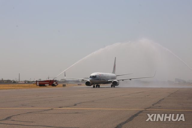 22일 타슈켄트에 도착해 물대포 인사를 받는 에어차이나 여객기