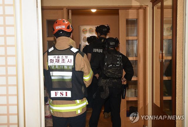 지난 21일 아들 사제총기로 살해한 피의자 자택 수색하는 경찰