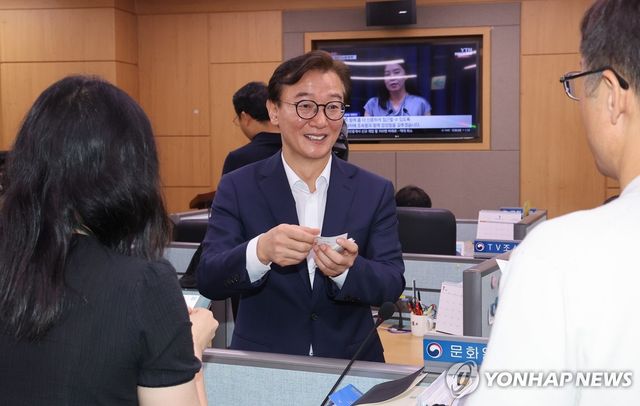 기자들과 인사 나누는 전재수 해양수산부 장관