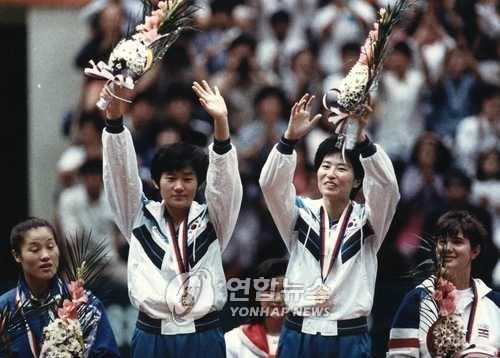 1988년 서울올림픽 여자복식 금메달을 합작한 현정화(왼쪽)와 양영자