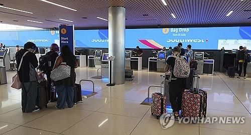 미 독립기념일 연휴 기간 덴버국제공항의 여행객들