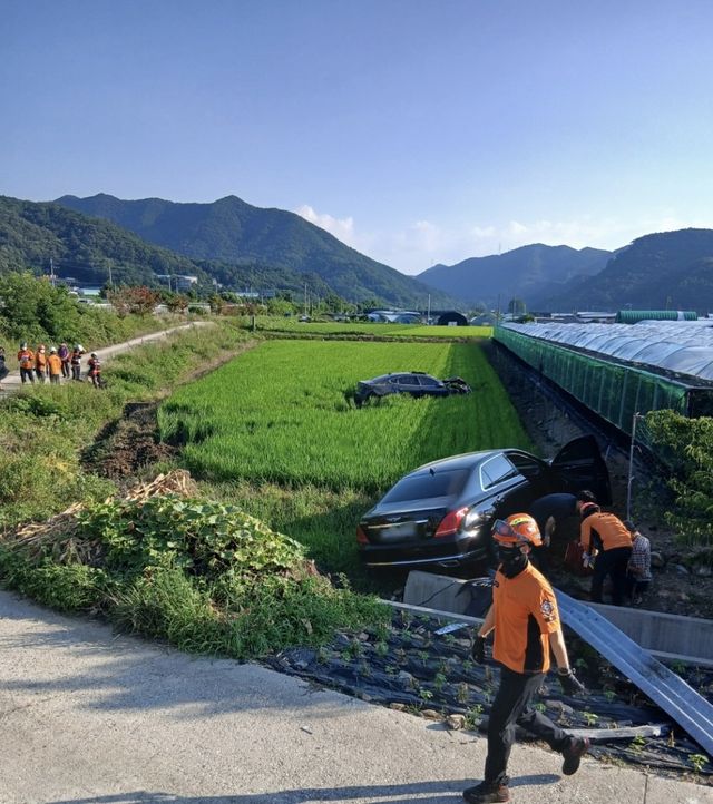 논으로 추락한 승용차