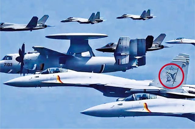 중국 해군 항공대 군용기들과 비행 중인 J-35