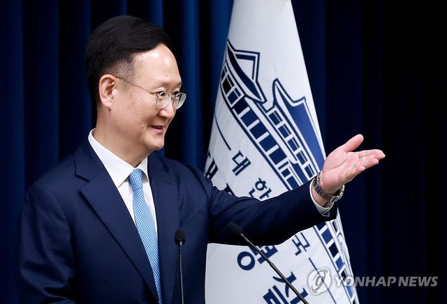 취재진 질문 받는 봉욱 민정수석