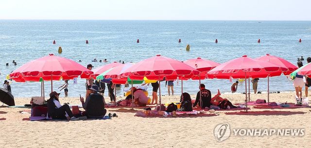 해수욕장 파라솔 아래 그늘에서