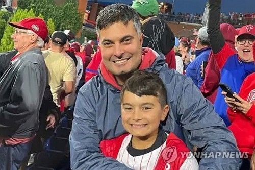 리틀야구 선수인 마르코와 아버지 조 로코