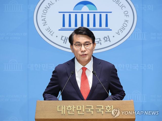 사과 기자회견하는 윤상현 의원