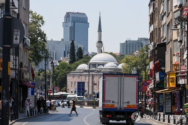 지난 23일(현지시간) 튀르키예 최대 도시 이스탄불의 거리