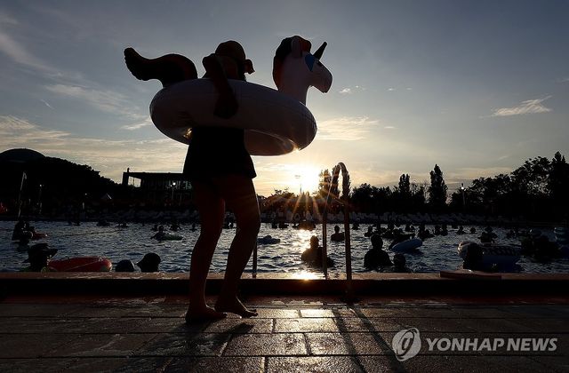 노을 지는 수영장