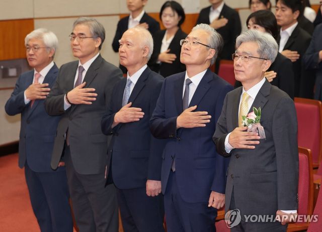 국기에 경례하는 김상환 헌재소장