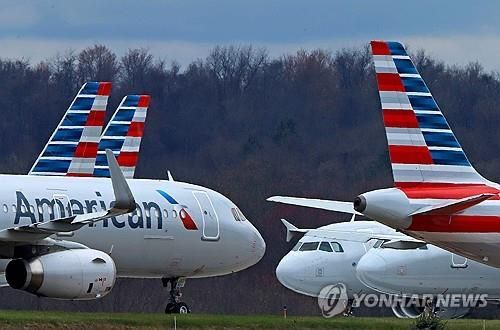 피츠버그국제공항의 아메리칸항공 여객기
