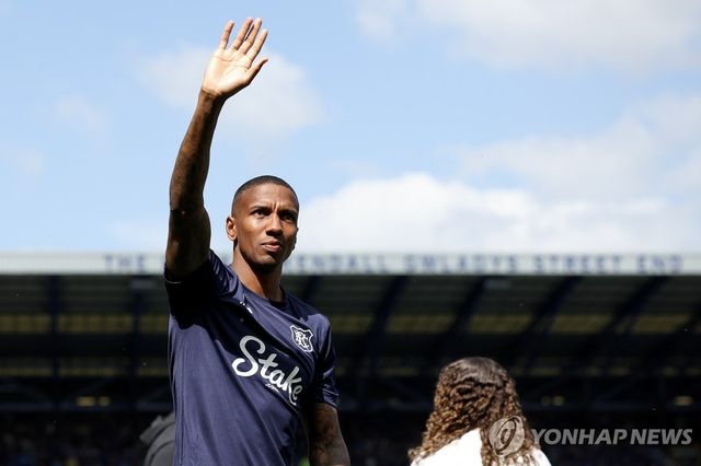 에버턴에서 뛰던 애슐리 영의 모습.