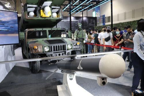 대만 자폭 드론 '쉰페이단 2형'과 발사 차량