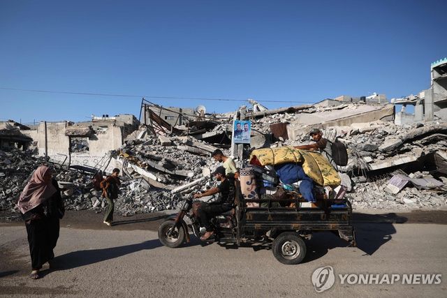 가자지구 중부 부레이지 난민캠프의 파괴된 건물