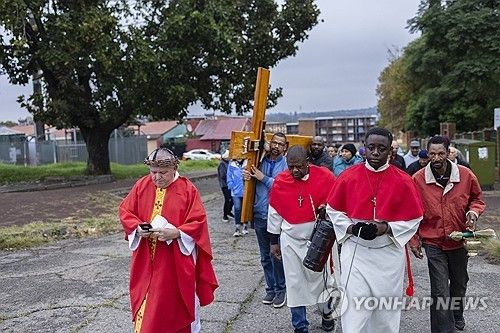 지난 4월 남아공 요하네스버그에서 성금요일 행진을 하는 교회 신도들