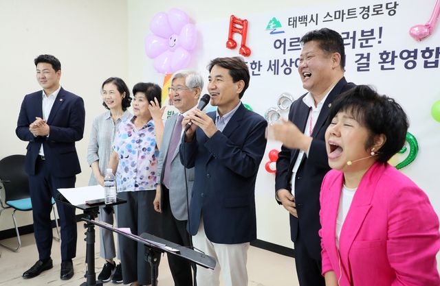 화상으로 어르신과 소통하는 김진태 지사