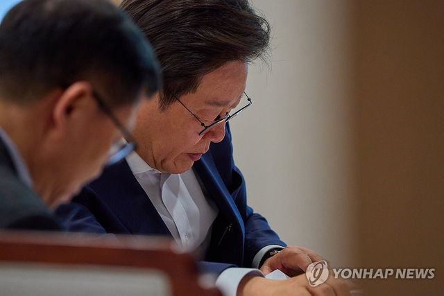 안보2차장 보고 받는 이재명 대통령