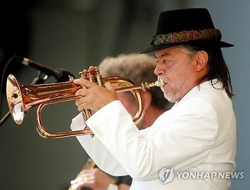 연주 중인 척 맨지오니(2006년)