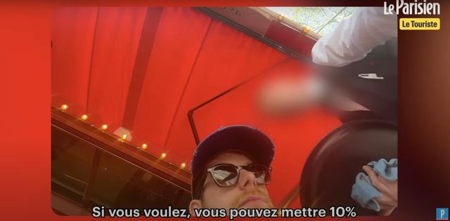 외국인 관광객으로 위장한 손님에게 원하는 경우 10% 팁을 추가할 수 있다고 설명하는 파리의 한 식당 종업원.[르파리지앵 유튜브 캡처. 재판매 및 DB 금지]