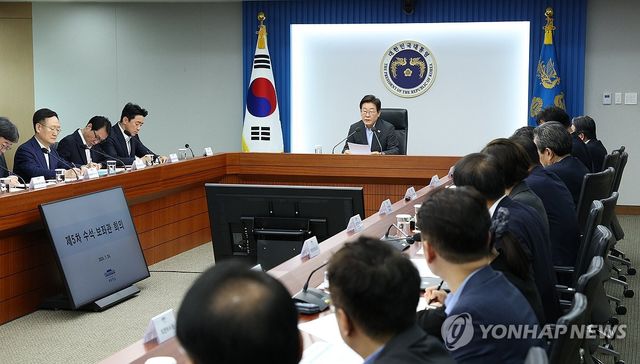 수석·보좌관 회의 주재하는 이재명 대통령