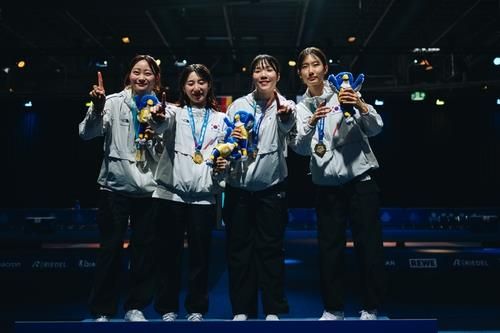 펜싱 여자 사브르 단체전에서 우승한 최세빈(왼쪽부터), 김정미, 전하영, 선은비