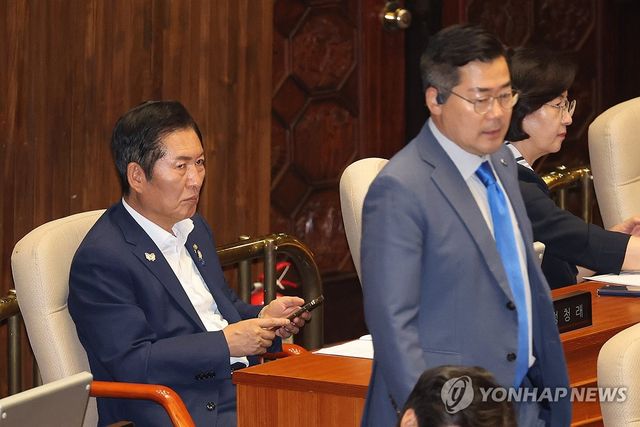 본회의 출석한 정청래·박찬대 당대표 후보