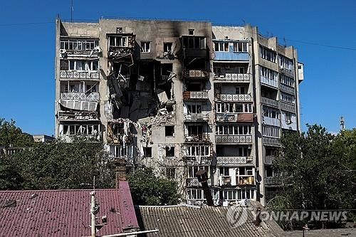 러 드론 공격으로 부서진 우크라이나 남부 오데사의 아파트 건물