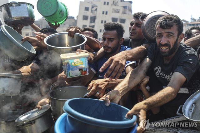 식량을 받기 위해 배급소에 몰려든 가자지구 주민들