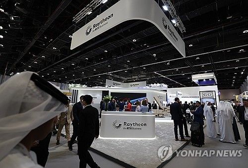 국제 국방산업 전시회의 레이시온 부스