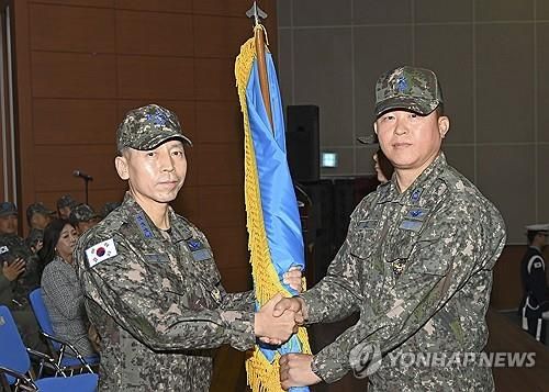 김진오 공군 소장(오른쪽)