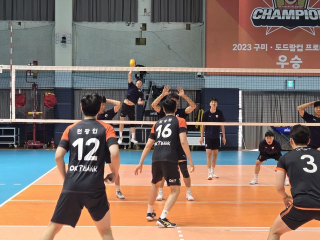 한국 남자 U-19 대표팀과 연습경기 하는 OK저축은행 선수들