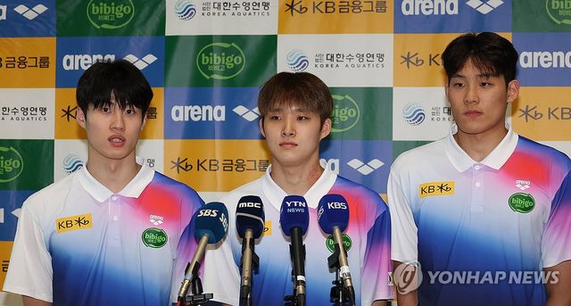 인터뷰하는 황선우-김우민-김영범